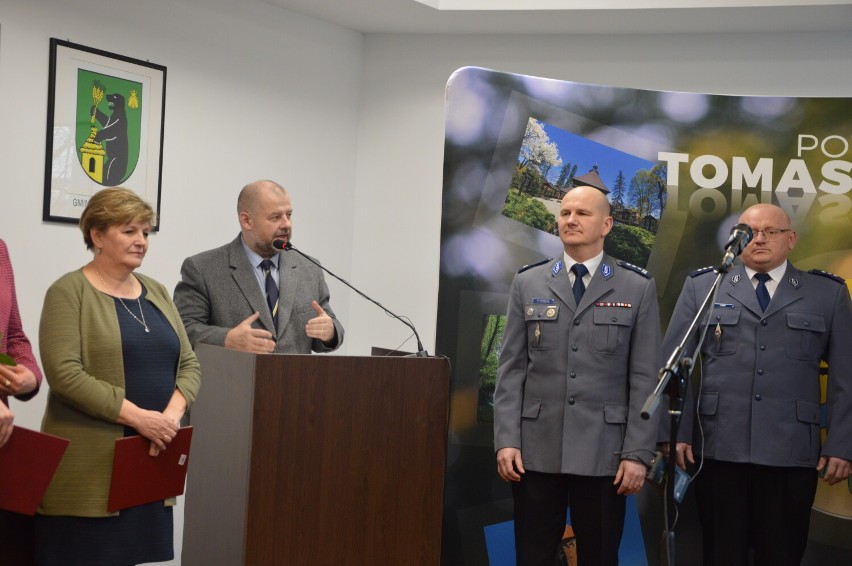 Insp. Szymon Herman, komendant policji w Tomaszowie, odchodzi na emeryturę. Pożegnanie w starostwie powiatowym ZDJĘCIA
