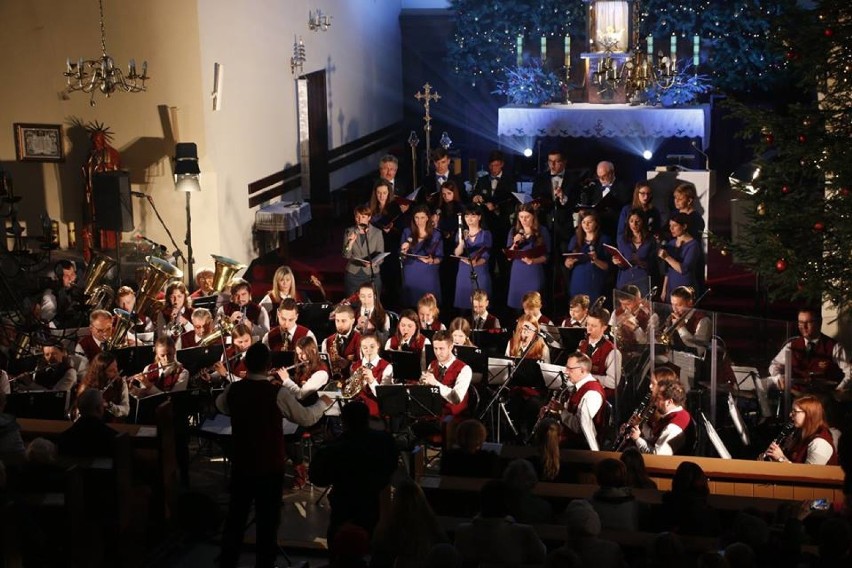 Koncert świąteczny w Kościele p.w. Krzyża Świętego w Strzebiniu. Kolędy i pastorałki w wykonaniu chórów, orkiestry i wokalistów ZDJĘCIA
