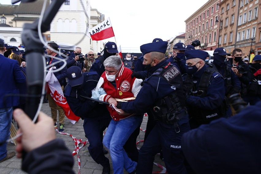 Strajk Przedsiębiorców, Warszawa 16 maja. Starcia z policją na placu Zamkowym, gaz łzawiący i uczestnicy na noszach