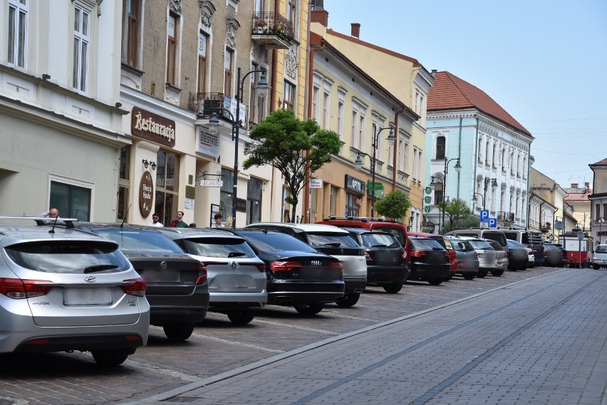 Duży kłopot ze znalezieniem wolnego miejsca parkingowego...