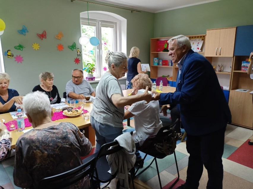 Grupa seniorów z gminy Mieroszów dostała opaski telemedyczne