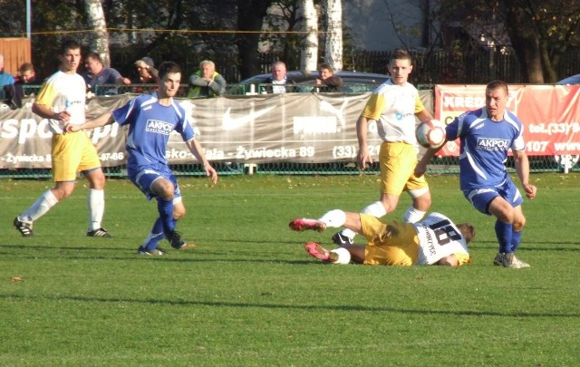 Piłkarze Niwy Nowa Wieś (niebieskie koszulki) nie dali szans na własnym boisku, w derbach zachodniej Małopolski IV ligi piłkarskiej, Garbarzowi Zembrzyce, gromiąc go 4:1.