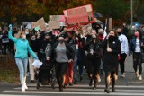 Kostrzynianie protestowali przeciw ustawie antyaborcyjnej. Spacerowali z transparentami po rondzie w centrum miasta