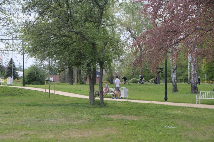 Park przy alei Jana Pawła II.
Spacer po parku miejskim przy...