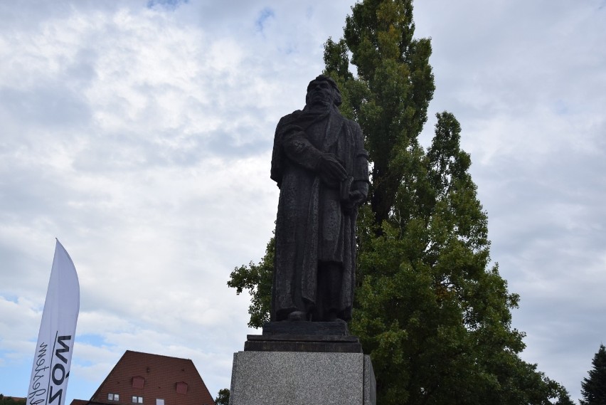 Kapsuła czasu została zdeponowana pod cokołem pomnika.