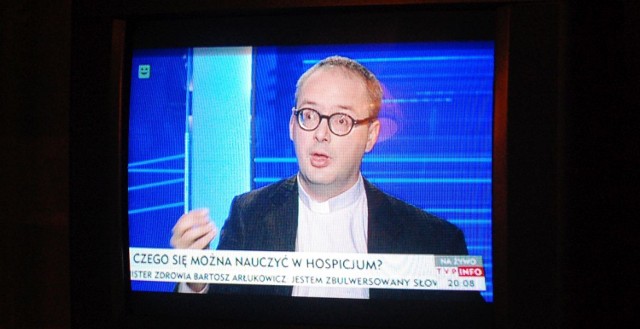 Ksiądz Jan Kaczkowski w TVP Info
