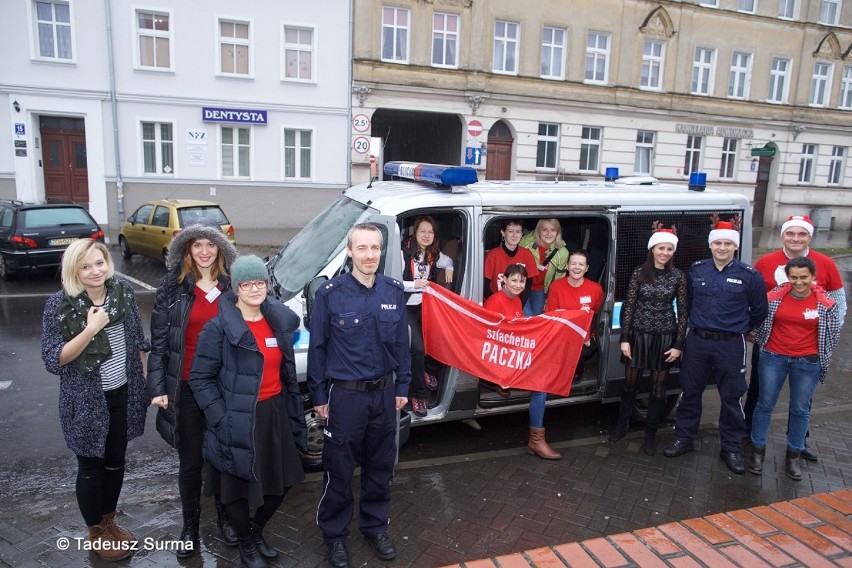 Szlachetna Paczka w SCK ze stargardzkimi policjantami [zdjęcia Tadeusza Surmy]