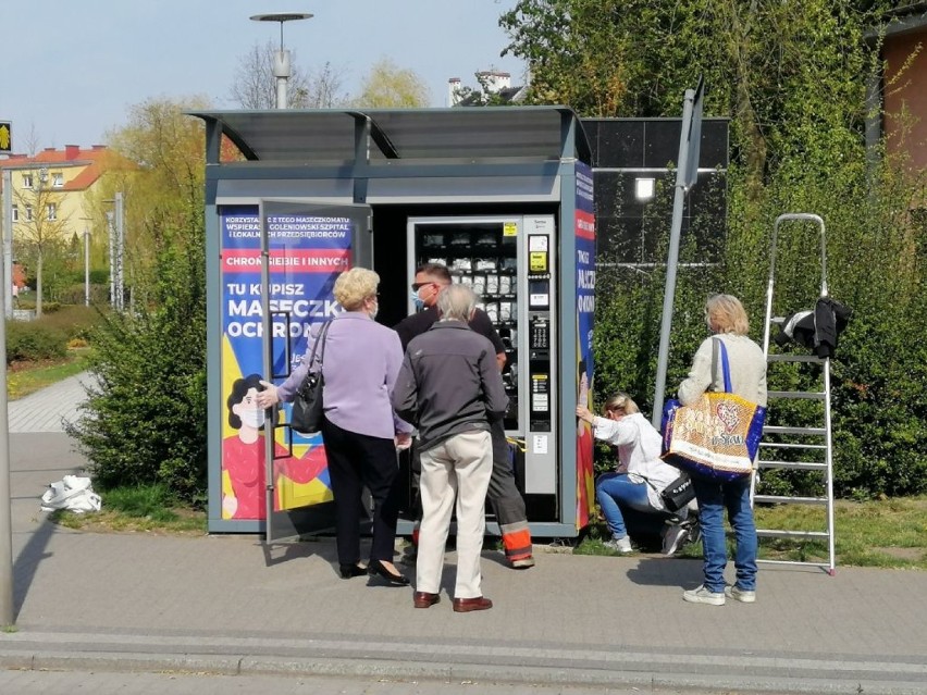 Brali maseczki na handel? Wyciągnęli z maseczkomatu kilkadziesiąt sztuk