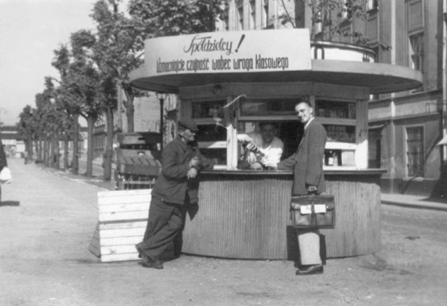 Budka z piwem w Słupsku, początek lat 50. XX wieku. Uwagę zwraca hasło nad budką.