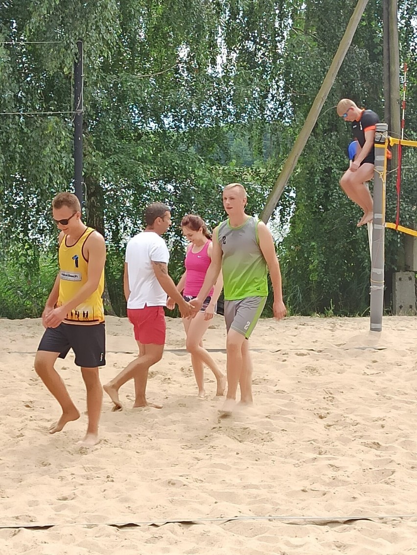 Międzyzakładowy Turniej Siatkówki Plażowej w Brzuzem. Najlepsza drużyna z Syberii. Zobacz zdjęcia