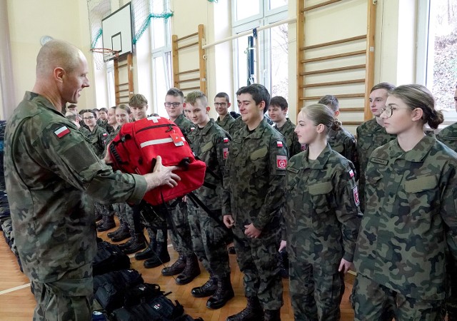 Uczniowie klas pierwszych Oddziału Przygotowania Wojskowego Zespołu Szkół w Marcinkowicach odebrali nowe mundury i wyposażenie