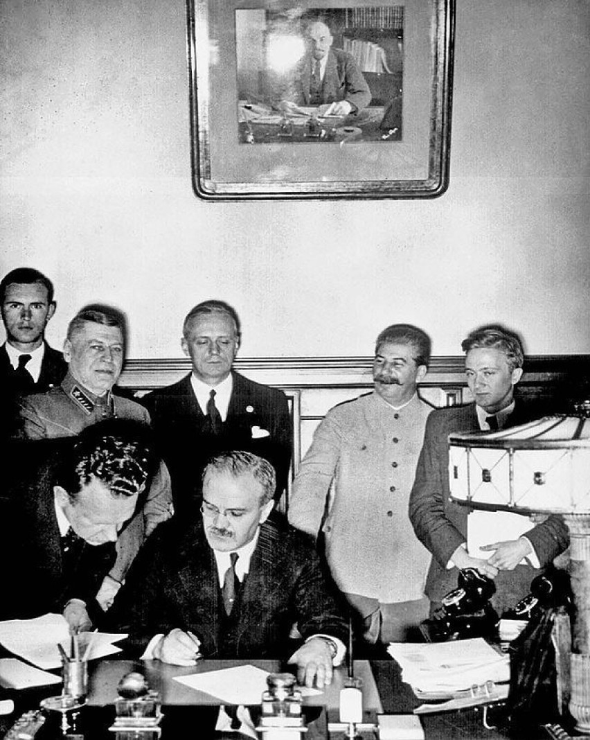 Podpisanie paktu: Mołotow (siedzi), za nim Ribbentrop i...