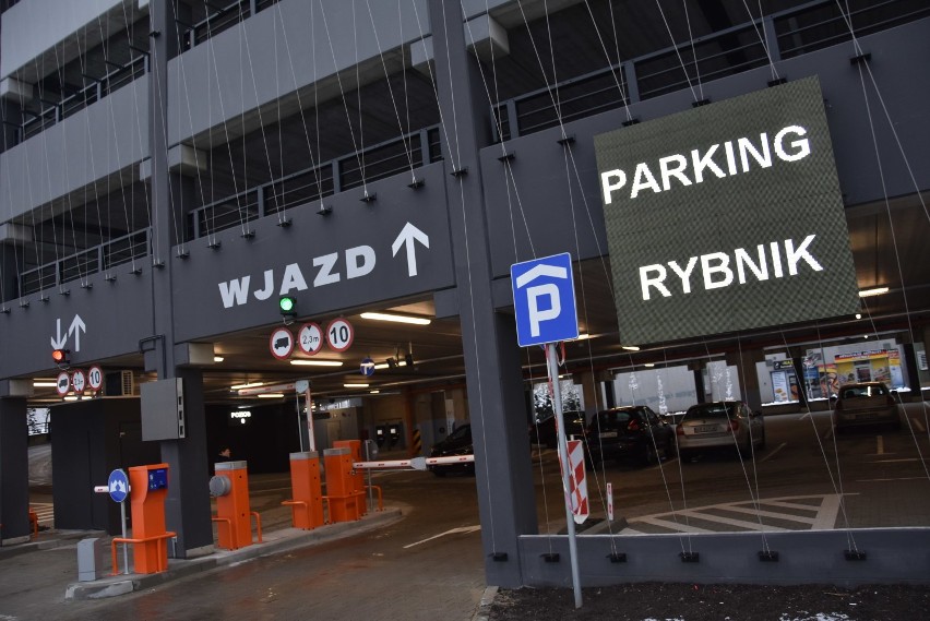 Na parterze parkingu wielopoziomowego w Rybniku miała być hala targowa. Dlaczego nie ma usług?