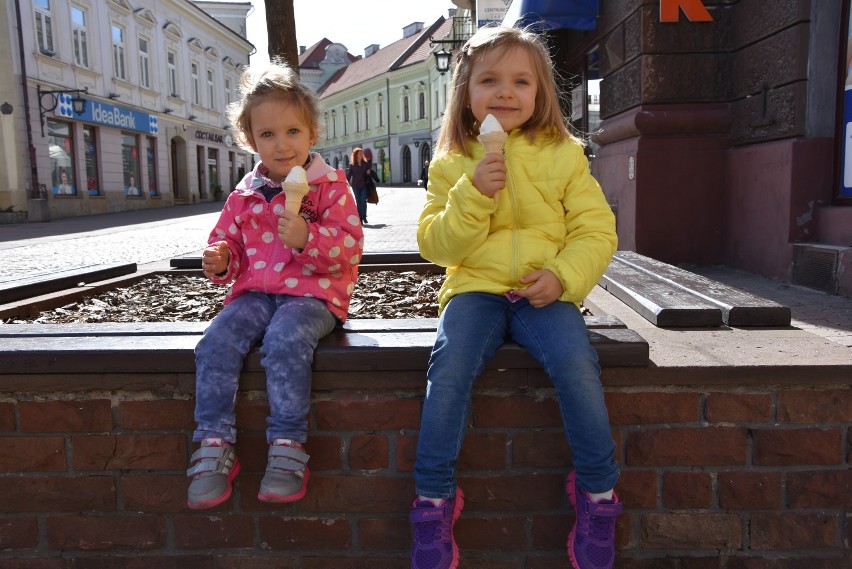 Tarnów. Wiosna w mieście! Tłumy w Parku Strzeleckim i kolejki do lodziarni [ZDJĘCIA]