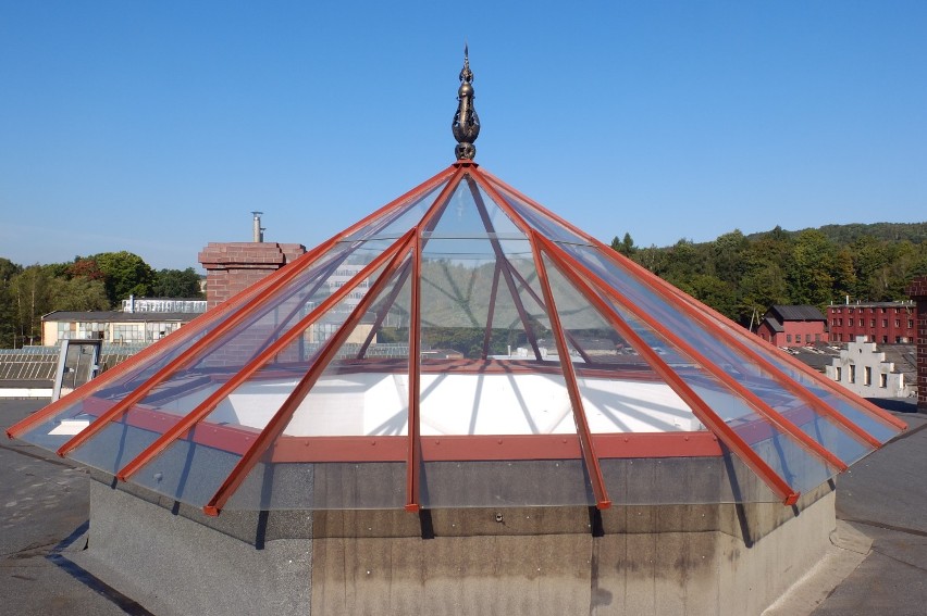 Kapsuła znajduje się na dachu Pałacu Tielscha