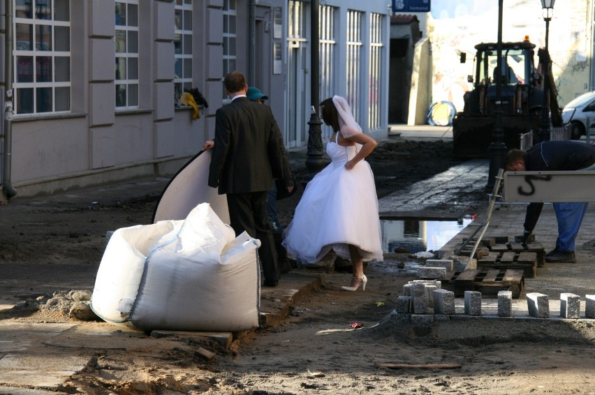 Ślubna sesja zdjęciowa najlepsza na deptaku. Bez względu na jego stan.