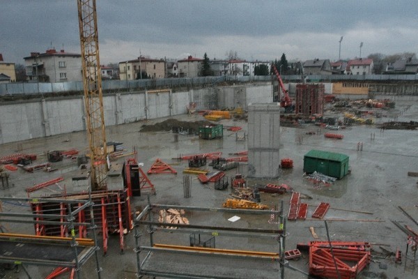 Teren przyszłej galerii handlowej Trzy Korony to obecnie największy plac budowy w Nowym Sączu