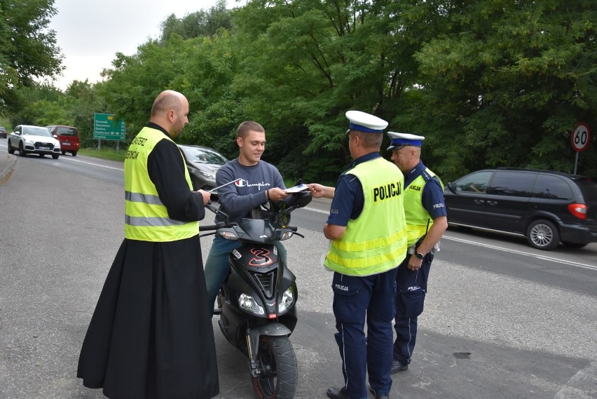 Wspólny patrol księdza i tarnowskiej drogówki na ulicy...