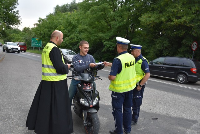 Wspólny patrol księdza i tarnowskiej drogówki na ulicy Tuchowskiej w Tarnowie