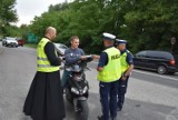 Tarnów. Policjanci z tarnowskiej drogówki pojechali na patrol z… księdzem. Zamiast mandatów były pouczenia i upominki [ZDJĘCIA]