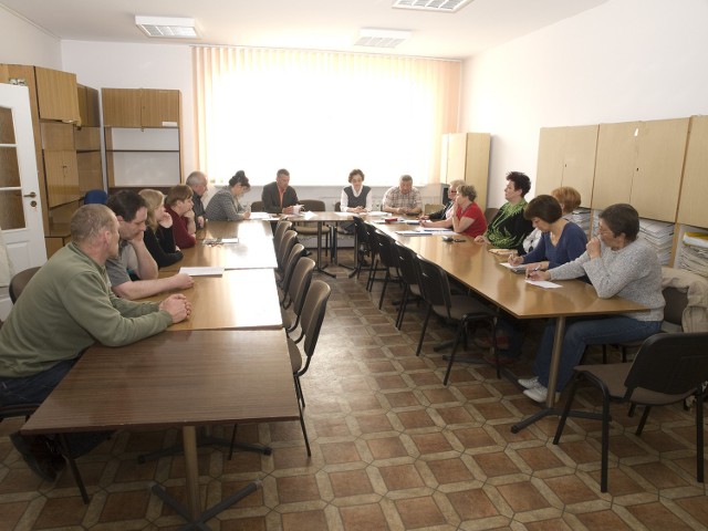 Prezes Piotr Harat podczas zebrania lokatorów