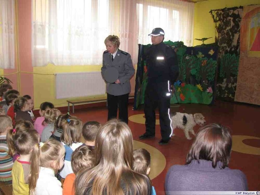 Łomżyńscy funkcjonariusze odwiedzili dzieci z Przedszkola Nr...