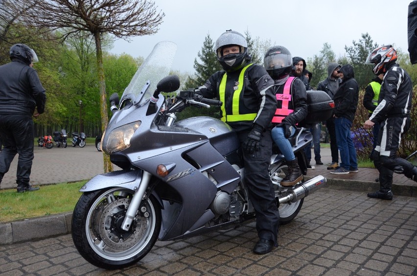 Rozpoczęcie sezonu motocyklowego w Bełchatowie w strugach deszczu [ZDJĘCIA]