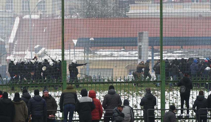 Derby Przemyśla 2022. Intensywne poszukiwania kiboli, którzy brali udział w bitwie z policjantami w Przemyślu