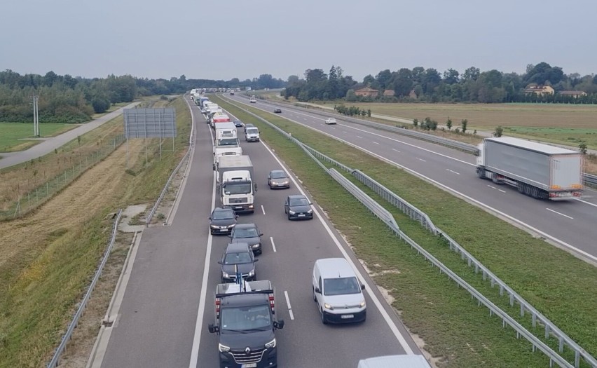 Tragiczny wypadek na A4 w Białobrzegach. Samochód śmiertelnie potrącił kobietę [ZDJĘCIA, WIDEO]