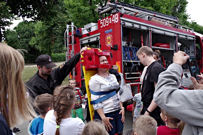 Olkuscy strażacy uczyli dzieci jak bezpiecznie spędzać wakacje 