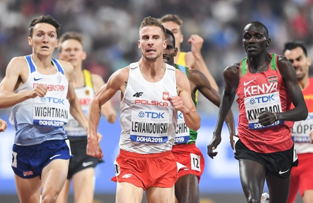 Marcin Lewandowski z Zawiszy Bydgoszcz wygrał półfinałowy bieg na 1500 m podczas mistrzostw świata w lekkiej atletyce w Doha. Polak tradycyjnie rozpoczął bardzo spokojnie, biegnąc na końcu stawki. Po przebiegnięciu około połowy dystansu zaczął się przesuwać i wyprzedzać kolejnych rywali. Około 300 metrów przed metą Lewandowski rozpoczął finisz. Wyszedł na prowadzenie i nie oddał go do końca. Biegacz Zawiszy osiągnął 3:36.50. Finał w niedzielę o godz. 18.50. Lewandowski nie jest bez szans na wywalczenie medalu. 

Na kolejnych stronach zdjęcia z biegu Lewandowskiego.

