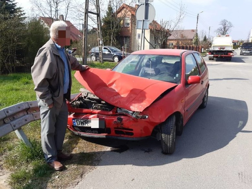 Wypadek na skrzyżowaniu w Długołęce, starszy kierowca wymusił pierwszeństwo [ZDJĘCIA]