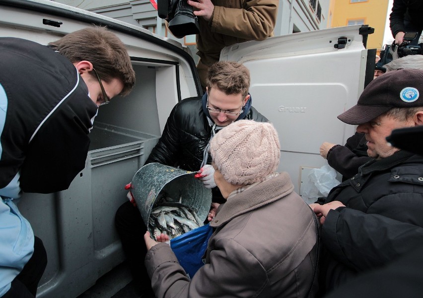 Poseł Jaworski rozdawał ryby w Gdańsku w Wielki Piątek