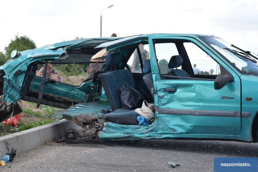 Groźny wypadek w Choceniu. Volkswagen dachował po zderzeniu z peugeotem [zdjęcia, wideo]