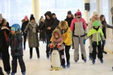 Niedziela na lodowisku Na Stadionie w Kielcach. Dzieci i dorośli kręcili piruety [ZDJĘCIA]