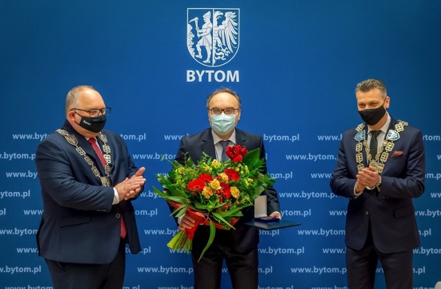 Dr hab. n. med. Jerzy Jaroszewicz ze Śląskiego Uniwersytetu Medycznego nagrodzony Medalem Miasta Bytomia.

Zobacz kolejne zdjęcia/plansze. Przesuwaj zdjęcia w prawo - naciśnij strzałkę lub przycisk NASTĘPNE