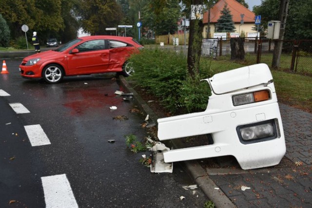 Wypadek w Brodnicy. Tir zderzył się z autem osobowym. Obyło się bez ofiar