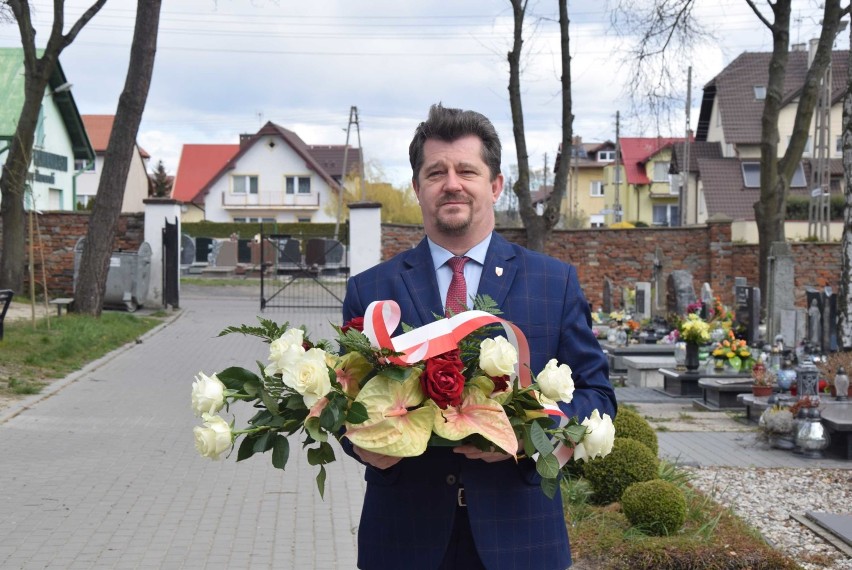 Malbork. 80 rocznica zbrodni katyńskiej i 10 rocznica katastrofy smoleńskiej [ZDJĘCIA]. Kwiaty złożyli tylko burmistrz i starosta