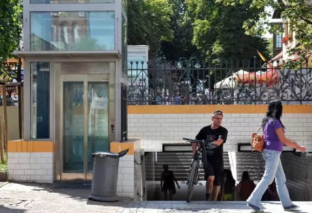 -&nbsp;Miasto wysyłało kilkanaście pism interwencyjnych w sprawie wind w tunelu, przekazywane były także skargi ustne na licznych spotkaniach. W obliczu braku skutecznych działań prezydent miasta Sopotu kieruje pismo do prezesa PKP z oficjalną skargą oraz wnioskiem o zamontowanie w tunelu podjazdów dla wózków - informuje Magda Jachim, rzeczniczka prasowa Urzędu Miasta w Sopocie.

Czytaj także o remoncie dworca PKP w Sopocie

Wykonawca przebudowy tunelu dla pieszych - spółka PKP Polskie Linie Kolejowe - informuje, że:  
-&nbsp;W środę ukończono uszczelnianie podszybia windy, wykonaliśmy też odwodnienie liniowe wycieraczki przy szybie windowym. Awarie spowodowane były przeciekaniem po obfitych opadach  wody do elektronicznego urządzenia  - zaznacza Ewa Symonowicz-Ginter z zespołu prasowego PKP PLK SA. Zapewnia, że jeśli odbiór techniczny przebiegnie pomyślnie, winda jeszcze w piątek, 1 sierpnia zostanie przywrócona do użytkowania.