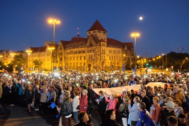 26.06.2018 poznan pm lancuch swiatla protest plac mickiewicza. glos wielkopolski. fot. pawel f. matysiak/polska press