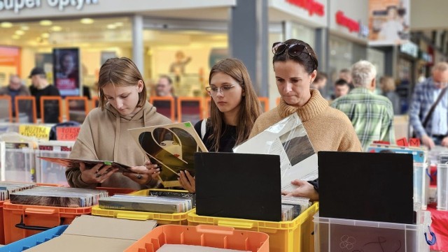 Radomska Giełda Winyli przyciągnęła wielu fanów. Udane były również koncerty. Zobaczcie zdjęcia na kolejnych slajdach.