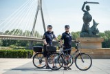 Patrole rowerowe zbyt niebezpieczne dla warszawskiej policji. Straż miejska pracuje tak od 20 lat. "To po prostu kolejne narzędzie pracy"