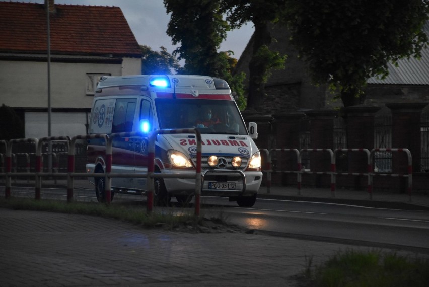 Zderzenie busa i ciężarówki w Ptaszkowie. Trzy osoby trafiły do szpitala 