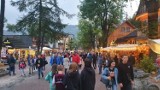 Zakopane. Deszczowe Krupówki pełne turystów, niestraszne im załamanie pogody