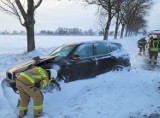 Atak zimy na Opolszczyźnie. Nieprzejezdne drogi, kierowcy uwięzieni w zaspach [ZDJĘCIA]