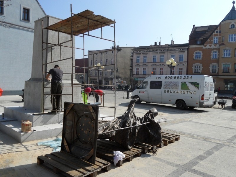 Mikołów: Na rynku stoi już pomnik św. Wojciecha - patrona miasta