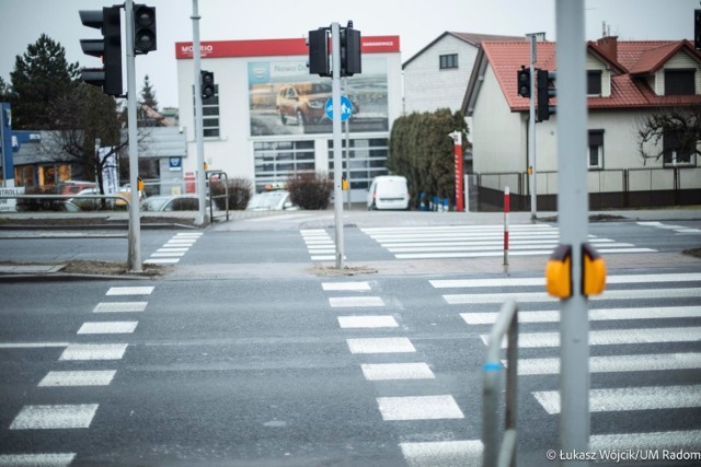 Przy przejściu dla pieszych i przejeździe dla rowerów u zbiegu ulic Czarnieckiego i Zielonej powstała wzbudzona sygnalizacja świetlna. Ma ona poprawić bezpieczeństwo pieszych i rowerzystów w tym miejscu.
