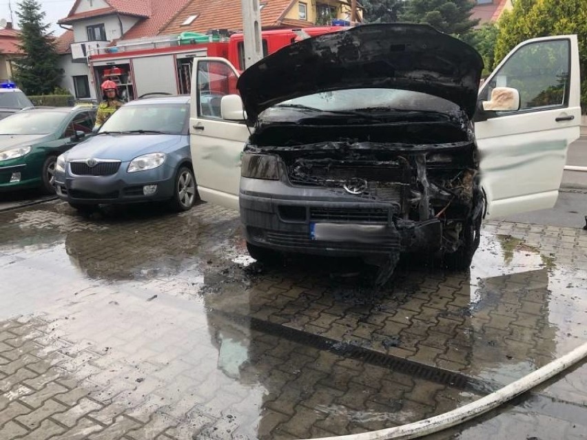 Pożar samochodu dostawczego na parkingu przy ul. Paderewskiego