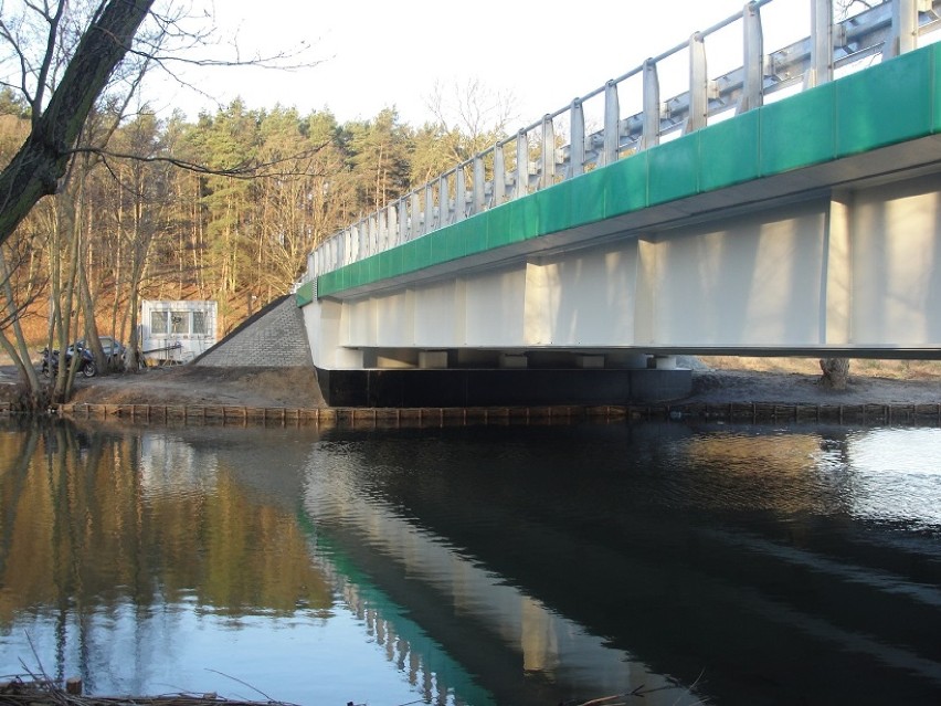 Nowoczesny i funkcjonalny most w Kolinczu na rzece Wierzyca.