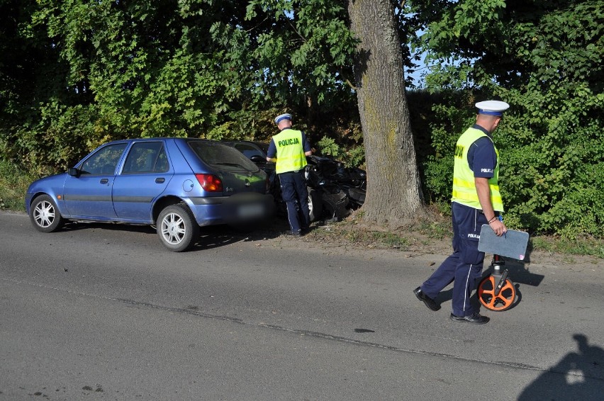 Zderzenie czołowe w Kłodawie gm. Trąbki Wielkie. BMW wyprzedzając, zderzyło się czołowo z fordem